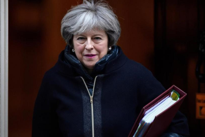 May abandona el número 10 de Downing Street, en dirección a la Cámara de los Comunes, en Londres, el 17 de enero.-GETTY IMAGES / LEON NEAL