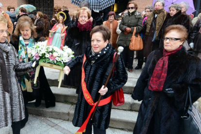La procesión de Santa Águeda que celebró la Asociación de Amas de Casa de la capital.-ÁLVARO MARTÍNEZ