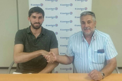 El lateral zurdo Jorge Munuera con el presidente del Aranga BM Soria, Carlos Heras.-BM Aranga