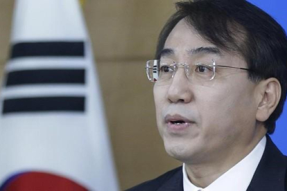 Lee Sukjoon, Ministro de Coordinación Política de Corea del Sur, anunciando sanciones contra Corea del Norte por las pruebas nucleares.-Ahn Young-joon