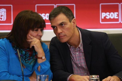 Pedro Sánchez conversa con la presidenta del PSOE, Cristina Narbona, el lunes en la sede del partido.-DAVID CASTRO