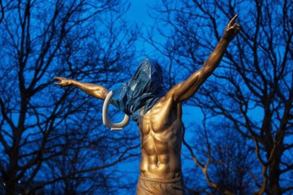 La estatua dedicada a Ibrahimovic en Malmö tras la barbarie.-