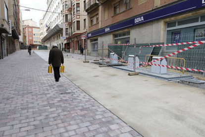Imagen actual de la calle Vicente Tutor, en el entorno donde se realizan las obras del Mercado Provisional. / V.G.-