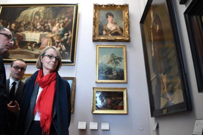La ministra de cultura de Francia, Francoise Nyssen, junto la presidente del Louvre, Jean-Luc Martinez, visitan la exposición.-AFP / ALAIN JOCARD