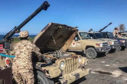 Fuerzas leales al Gobierno de Unidad Nacional, que apoya la ONU, llegan a un suburbio de Trípoli para hacer frente a la ofensiva del mariscal Hafter.-AFP / MAHMUD TURKIA