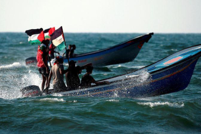 Una flotilla de barcos pesqueros parte de Gaza para romper el bloqueo israelí.-AFP / MAHMUD HAMS
