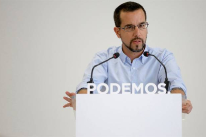 El secretario de de organizacion de Podemos, Sergio Pascual,  durante la rueda de prensa que ha ofrecido este lunes.-Foto: JOSE LUIS ROCA