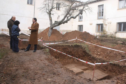 Pardo visita los trabajos de excavación en el CUS-Diputación