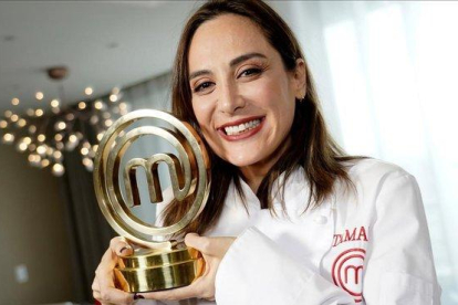 Tamara Falcó, sonriente y feliz, con el trofeo de ganadora de ’Masterchef Celebrity’, este jueves en Madrid.-JOSÉ LUIS ROCA
