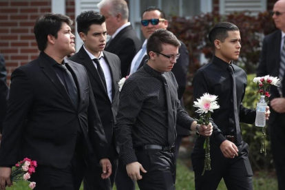 Estudiantes del instituto de Parkland acuden al funeral por su compañera Alaina Petty, de 14 años, una de las víctimas mortales del tiroteo.-AFP / JOE RAEDLE