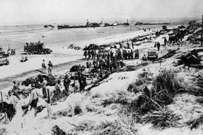 Las fuerzas aliadas durante el desembarco en la playa de Normandía, el 6 de junio de 1944.-AFP