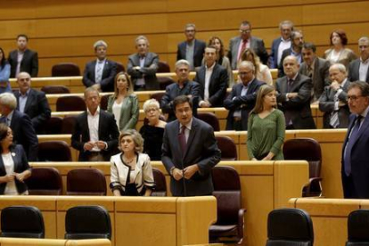 Senadores de la oposición de pie, en protesta por la ausencia de miembros del Gobierno en el Senado.-JOSE LUIS ROCA
