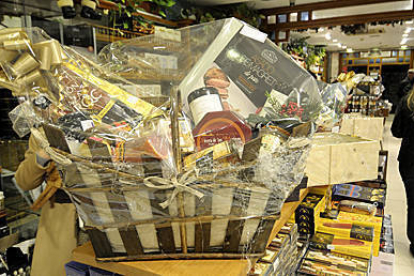 Una gran cesta de Navidad en un establecimiento de la capital soriana, el pasado jueves. / ÚRSULA SIERRA-