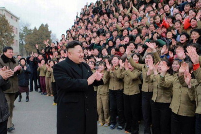 El líder norcoreano, Kim Jong un, durante una reciente visita a una fábrica téxtil.-Foto: AFP