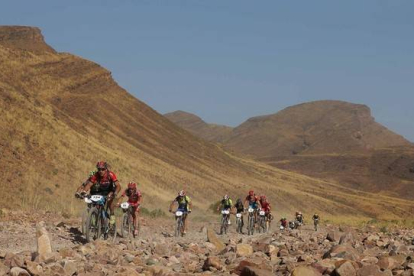 Varios participantes durante una etapa de la prueba africana.-Foto: TITAN DESERT