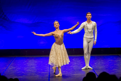 El Ballet de Kiev representa el Lago de los Cisnes en Soria. MARIO TEJEDOR (7)