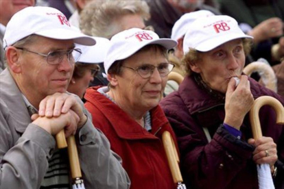 Protesta de pensionistas alemanes ante la Puerta de Brandeburgo.-REUTERS / FABRIZIO BENSCH