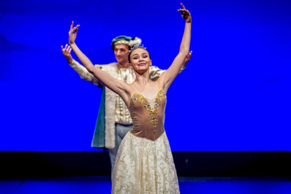 El Ballet de Kiev representa el Lago de los Cisnes en Soria. MARIO TEJEDOR (10)