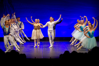 El Ballet de Kiev representa el Lago de los Cisnes en Soria. MARIO TEJEDOR (12)