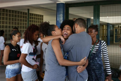 Bianca Alves (centro) es consolada tras conocer la muerte de su hermana, de 13 años, en Río de Janeiro, Brasil.-MARCELO SAYAO