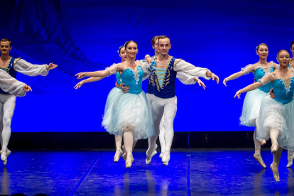 El Ballet de Kiev representa el Lago de los Cisnes en Soria. MARIO TEJEDOR (17)