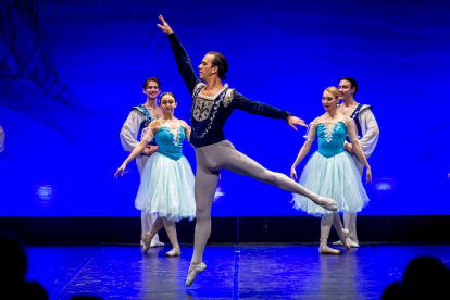 El Ballet de Kiev representa el Lago de los Cisnes en Soria. MARIO TEJEDOR (16)
