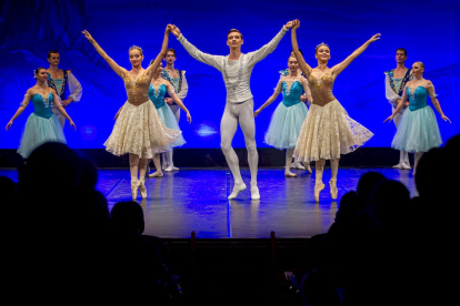 El Ballet de Kiev representa el Lago de los Cisnes en Soria. MARIO TEJEDOR (15)