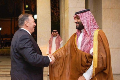 Mike Pompeo y Bin Salman se saludan a la llegada del primero a Yeda (Arabia Saudí).-EPA/SAUDI ROYAL COURT