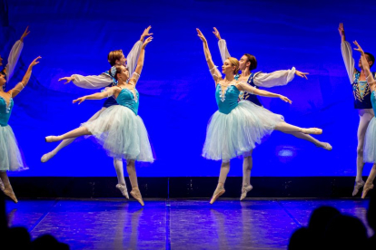 El Ballet de Kiev representa el Lago de los Cisnes en Soria. MARIO TEJEDOR (14)