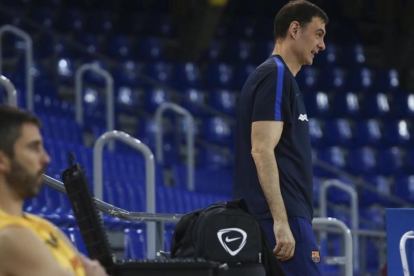 Bartzokas, con Navarro en primer término, en un entrenamiento del Barça.-VALENTÍ ENRICH