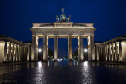 La puerta de Brandenburgo, de noche.-WIKIMEDIA COMMONS