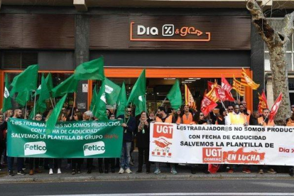 Protesta de trabajadres de la cadena de supermercados Dia.-JORDI COTRINA
