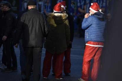 Aficionados ingleses se dirigen al Chelsea-Bournemouth en Stamford Bridge en el 'Boxing Day'.-REUTERS / TONY O'BRIEN