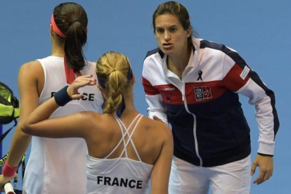 Amélie Mauresmo, animando a las jugadoras francesas el pasado fin de semana.-AFP / PATRICK HERTZOG