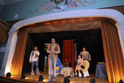 Los miembros de La Bombonera posan en el Teatro Cervantes de Navaleno. / ÁLVARO MARTÍNEZ-