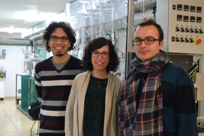 Los investigadores Alexander Navarrete, Miriam Rueda y Luis Miguel Sanz en un laboratorio.-EL MUNDO