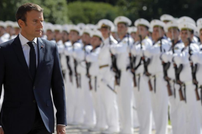 Macron pasa revista a la guardia presidencial durante su visita oficial a Bulgaria, en las afueras de Varna (Bulgaria), el 25 de agosto-AP / VADIM GHIRDA