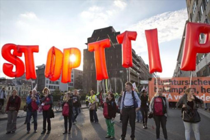 Unos manifestantes portan globos con los que piden que se pare el TTIP, esta semana en Bruselas.-AP / VIRGINIA MAYO