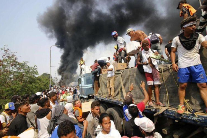 Colombianos tratan de salvar ayuda humanitaria para Venezuela en Cúcuta.-AFP
