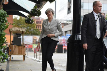 La primera ministra británica Therasa May en Manchester.-AFP / OLI SCARFF