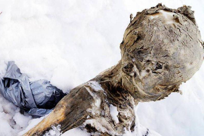 Cuerpo momificado de uno de los hombres hallados en la cima del Pico de Orizaba (México).-Foto: AYUNTAMIENTO DE CHALCHICOMULA