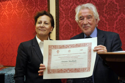 Núñez Encabo recibe el diploma de Elsa González.-DIEGO MAYOR