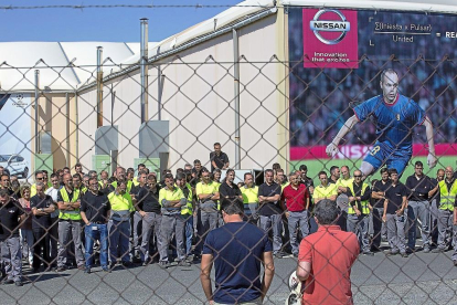 Los trabajadores de Nissan, a las puertas de la fábrica de Ávila, en una imagen de archivo. --ICAL