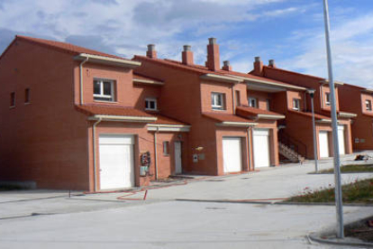 Exterior de las viviendas en el nuevo complejo olvegueño de la Guardia Civil. / EVA SÁNCHEZ-