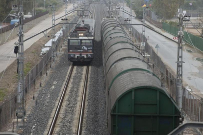 Un tren de pasajeros y un convoy de mercancías, a su paso por Creixell, en el Tarragonés, por donde pasa el corredor mediterráneo.-ARCHIVO / JOAN REVILLAS