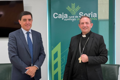 El presidente de Caja Rural y el Obispo de Osma-Soria durante el acto de firma del convenio. HDS