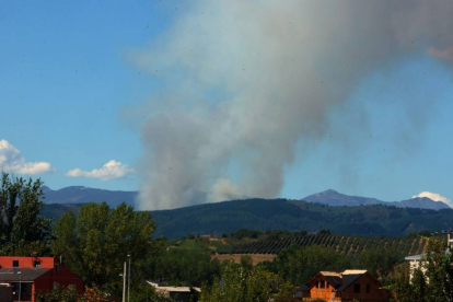 Incendio en la localidad de Vega de Espinareda (León), visto desde Ponferrada-Ical