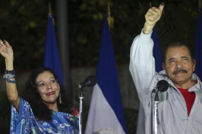 Rosario Murillo y Daniel Ortega tras votar el domingo en Managua.-AP / ESTEBAN FÉLIX