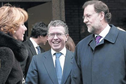 Esperanza Aguirre, Francisco Granados y Mariano Rajoy, en febrero del 2010, mucho antes de que el segundo fuese imputado por varios delitos.-DAVID CASTRO
