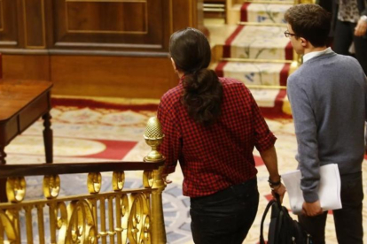 Iglesias y Errejón en sus entradas y salidas del hemiciclo del Congreso.-AGUSTÍN CATALÁN